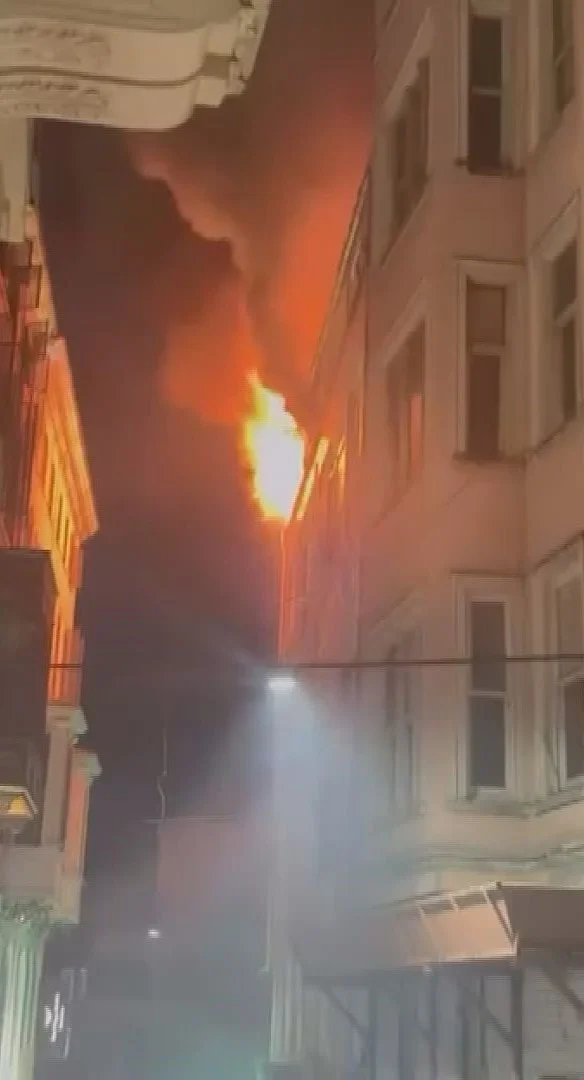 Beyoğlu'nda 6 katlı metruk binada yangın paniği - www.gundemedair.com