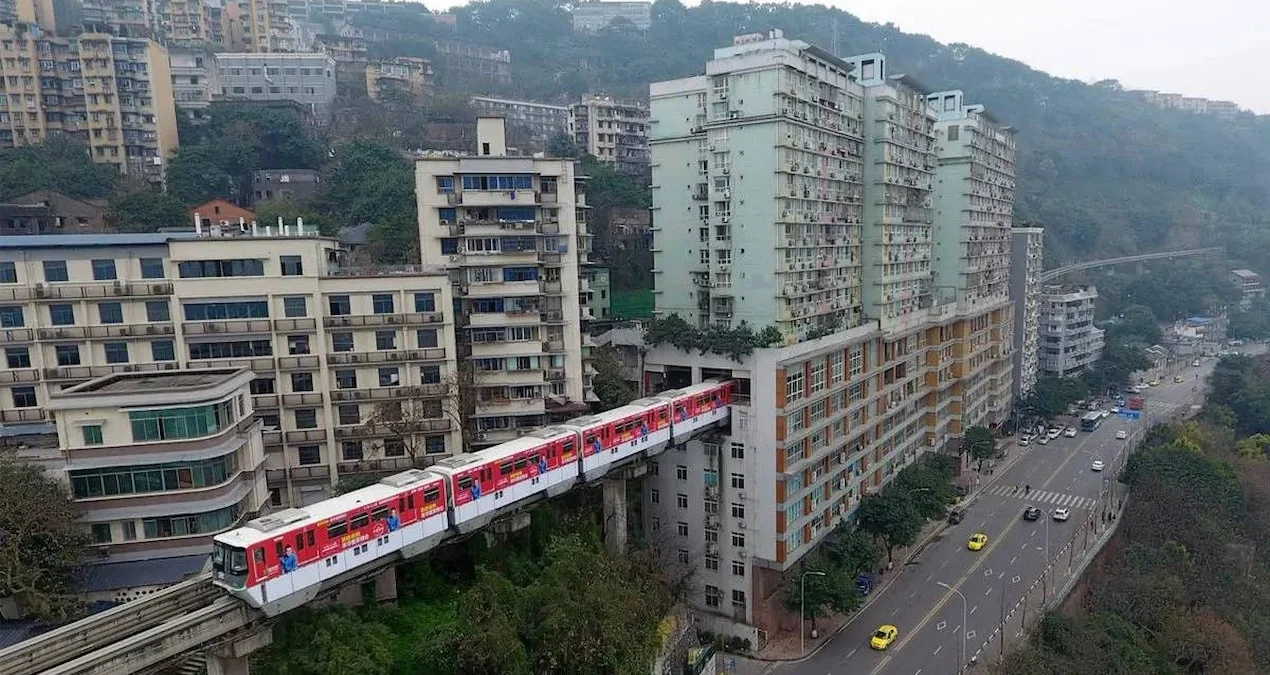 Çin’de Monoray Treni, Bina İçinden Geçiyor: Liziba İstasyonu’ndaki Eşsiz Ulaşım Sistemi
