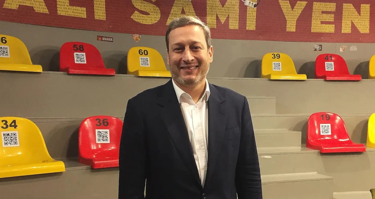Burak Elmas ve Tuğçe Koçak, Galatasaray-Barcelona maçında el ele görüntülendi - www.gundemedair.com