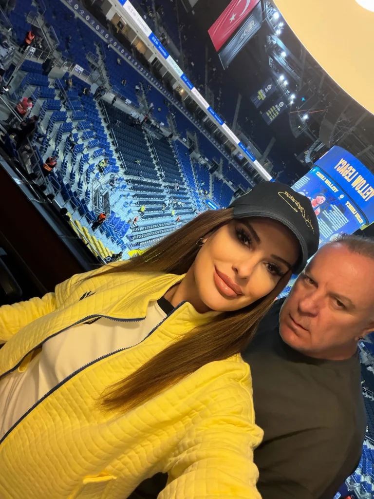 Burak Sergen ve eşi Gizem Sergen Fenerbahçe maçında: Tribünden aşk pozu - www.gundemedair.com