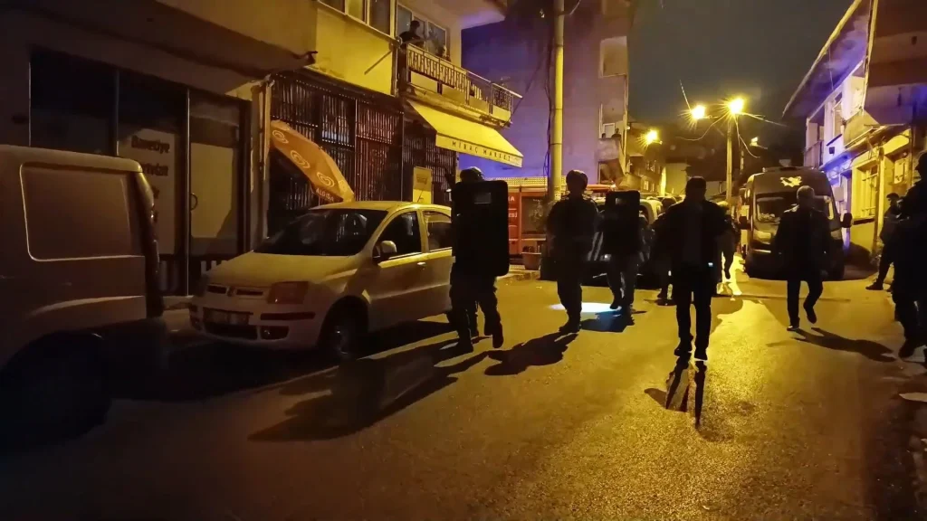 Bursa'da oğlu tarafından rehin alınan anne, özel harekatla kurtarıldı - www.gundemedair.com