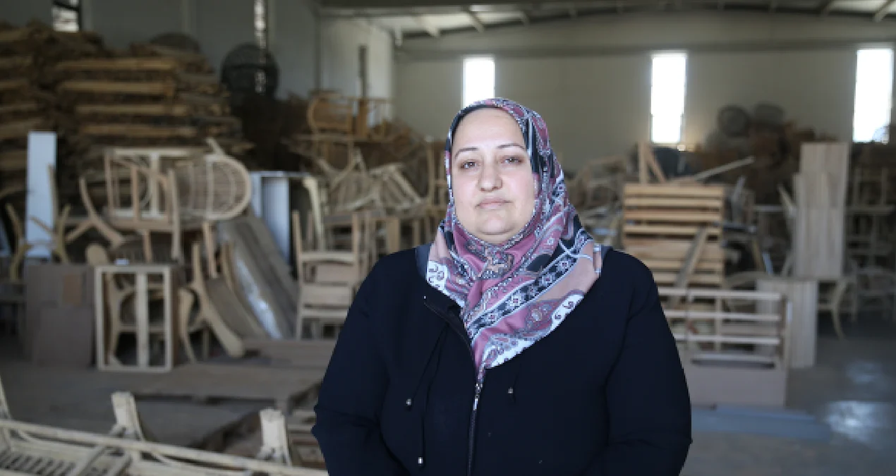 Diyarbakır’da hibe desteğiyle kurulan bahçe mobilyası fabrikasında üretim yapan kadın girişimci Canan Oğurgül.