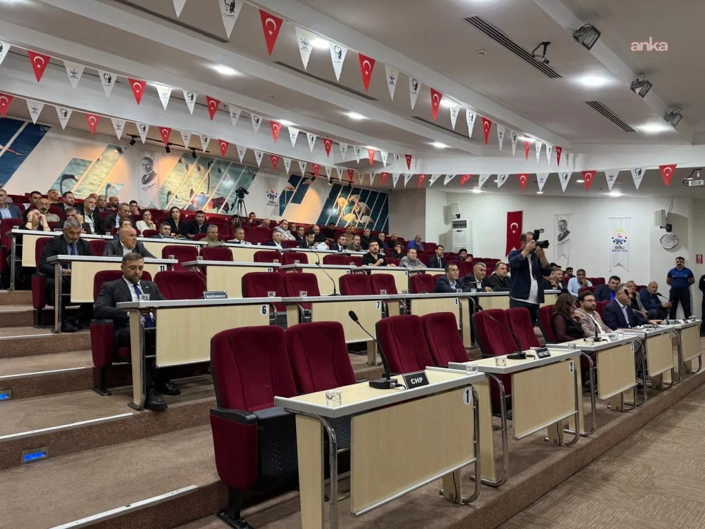 Çiğli Belediye Meclisi'nin ikinci oturumu, yeterli çoğunluk sağlanamadığı için ertelendi - www.gundemedair.com
