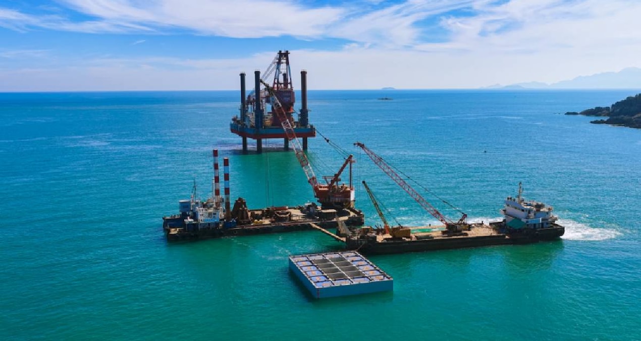 Çin’de açık denizde dev beton duvar inşaatı başladı