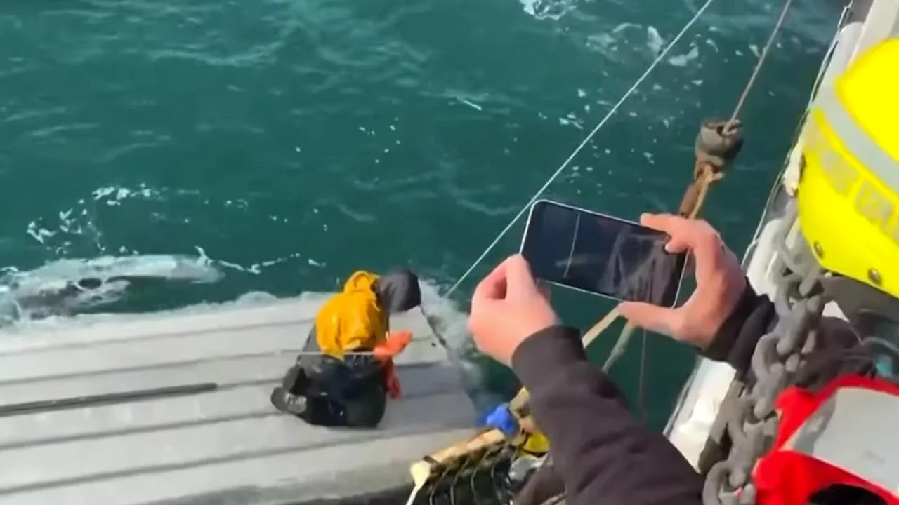 Alaska’nın St. Lawrence Adası açıklarında kurtarılan 15 yaşındaki Derek Parker Aghnaanga’nın kurtarma süreci.