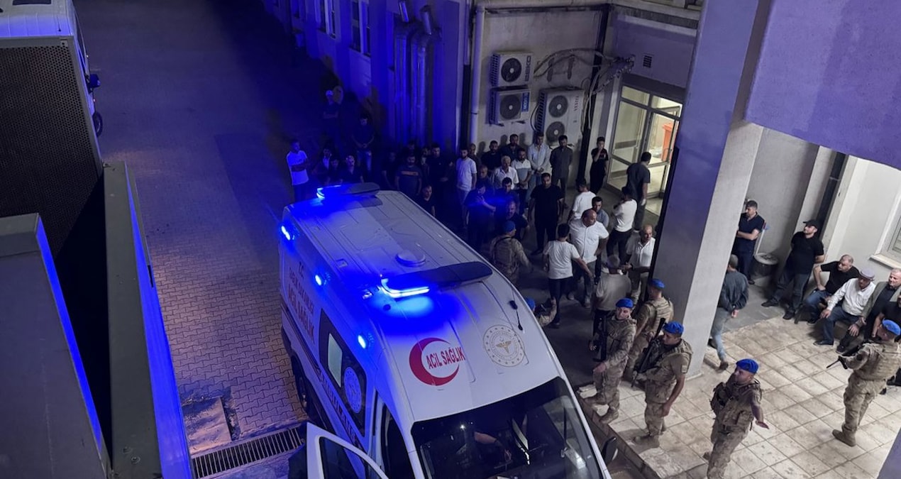 Siirt’in Kurtalan ilçesinde yola çıkan iki gence otomobil çarptı