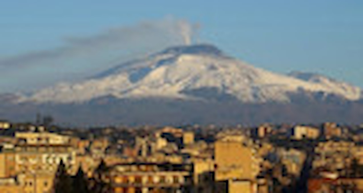 Etna Yanardağı’ndan yükselen kül bulutu Katanya Havalimanı hava sahasını etkiledi.