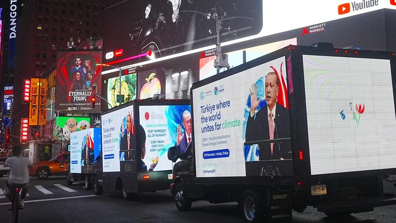 New York’ta Türkiye’nin barış ve adalet mesajları Times Meydanı’nda sergilendi