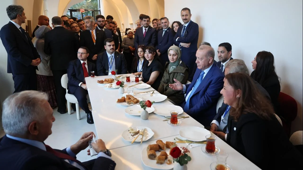 Erdoğan’ın New York’ta Türkevi yanındaki pastanede vatandaşlarla sohbet etmesi