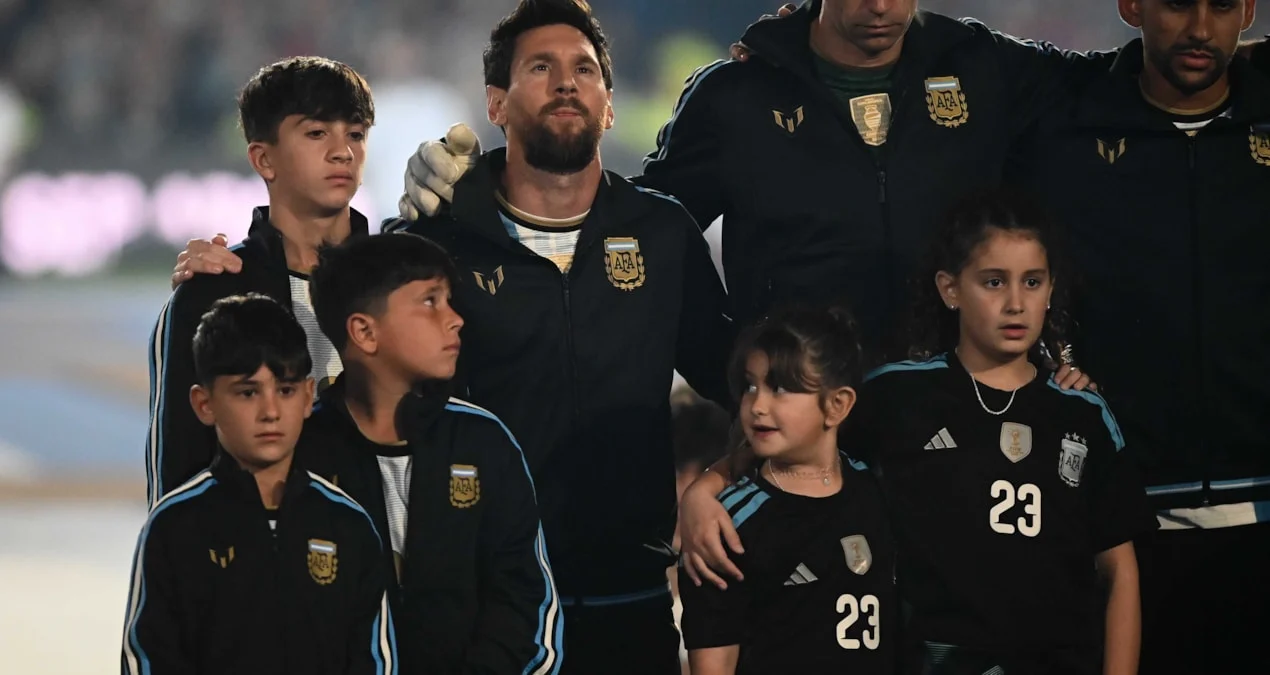 Messi'nin veda maçında taraftar çileden çıktı, görür görmez yuhaladılar - Sözcü Gazetesi