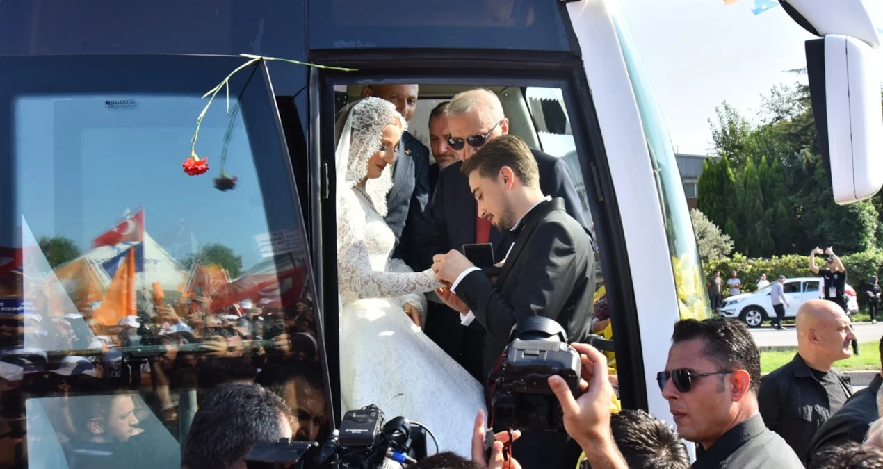 Cumhurbaşkanı Erdoğan, Samsun’da gelin ve damatla buluştu
