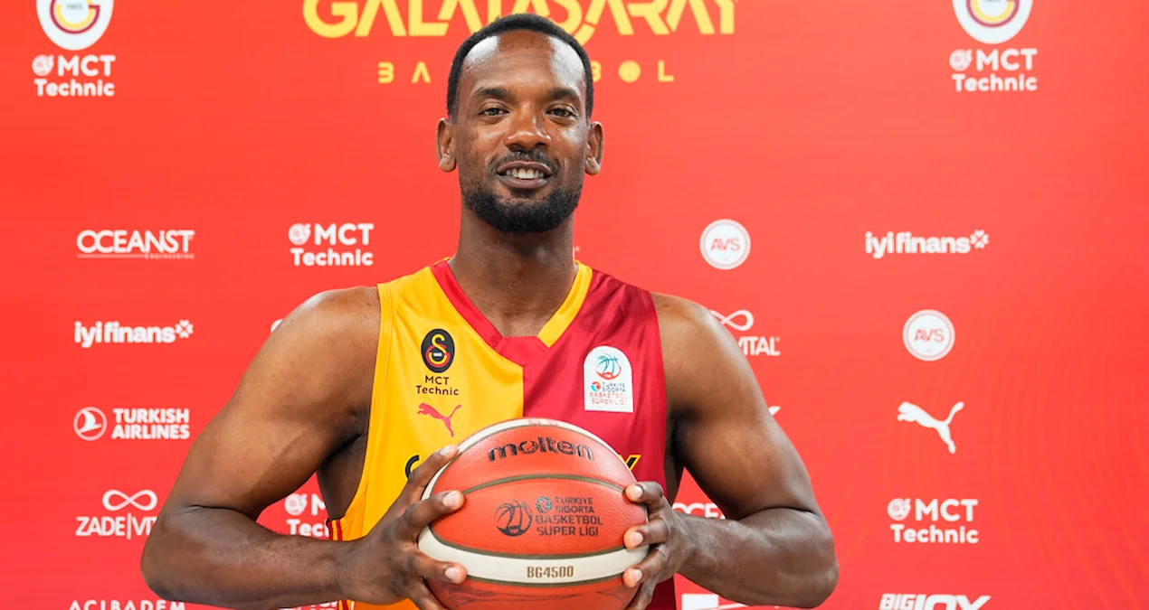 Sinan Erdem Spor Salonu’nda Dyshawn Pierre ve Vrenz Bleijenbergh’in basın toplantısı