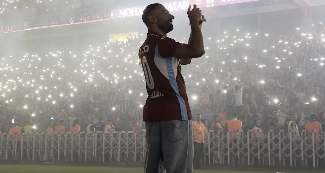 Muhammed Salah, Trabzonspor ile sözleşme imza töreninde tribünler önünde poz verdi.