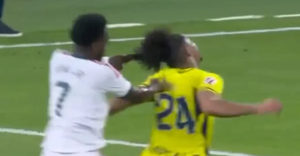 Vinicius rakibinin saçını çekti ortalık karıştı! Real Madridli futbolcular hakemin üzerine yürüdü - Sözcü Gazetesi