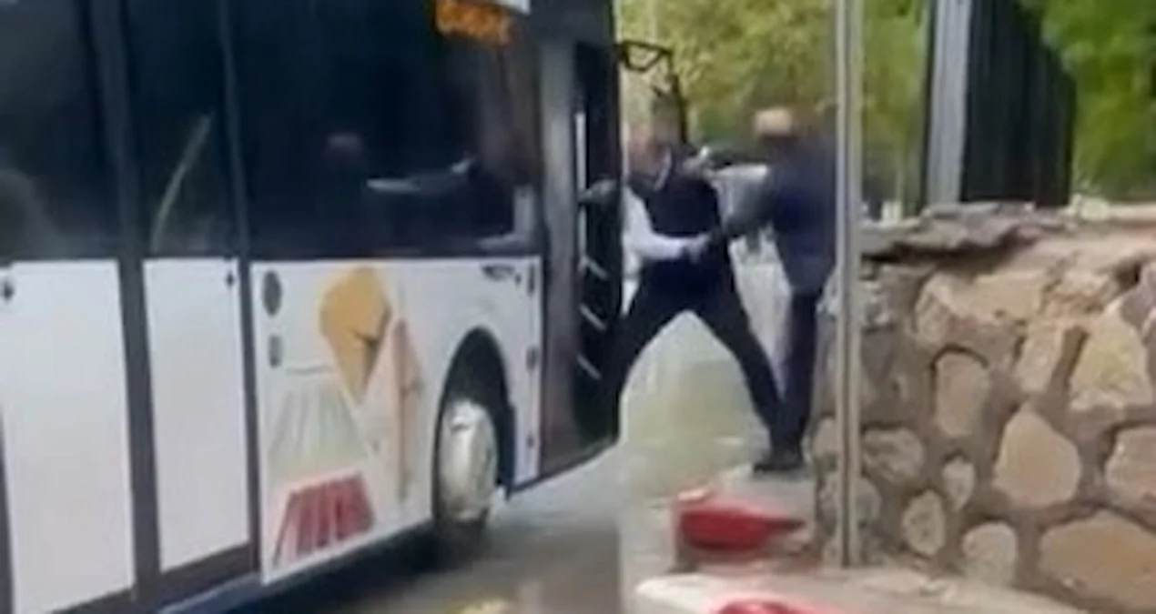 Elazığ'da otobüs şoförüyle tartışan yolcu şemsiyeyle saldırdı - www.gundemedair.com