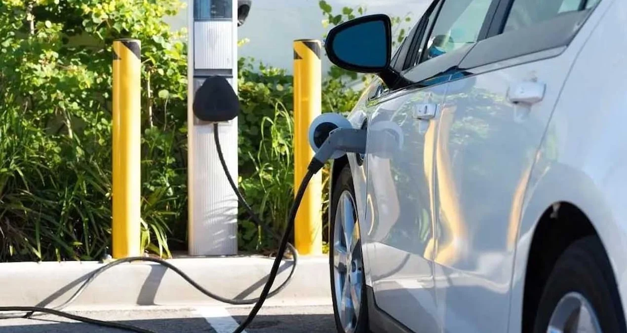 Elektrikli Araç Sahiplerinin %97’si Memnun, Kışın Menzil Düşüşü Endişe Kaynağı