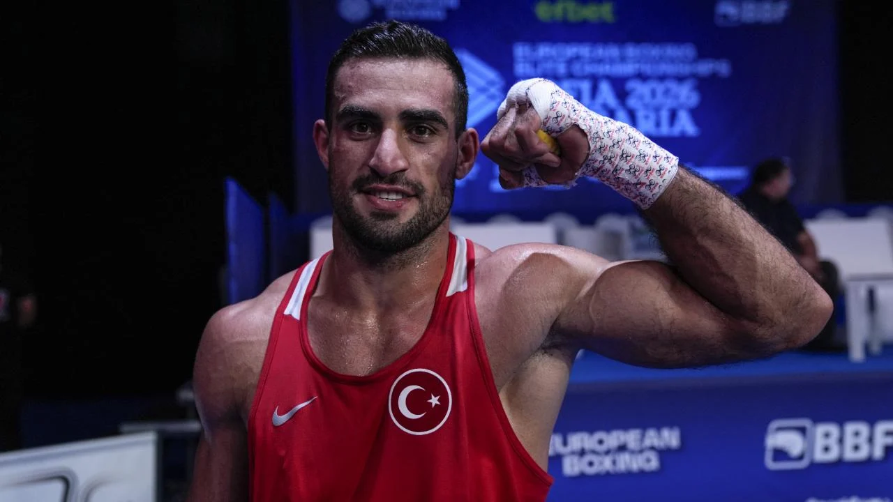 Sofya’daki Asics Arena’da Emrah Yaşar’ın Kevin Lebowski’yi yenerek finale yükselmesi