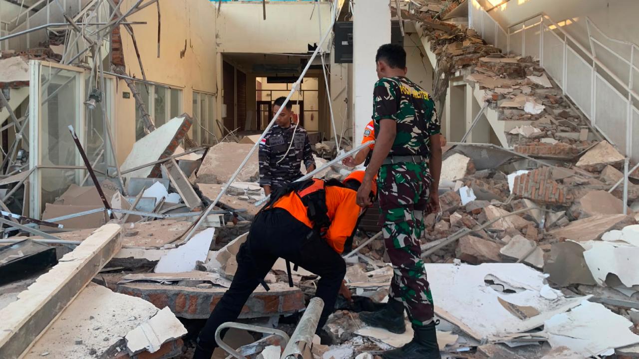 Endonezya Flores bölgesindeki deprem sonrası afet durumu ve hasar bilgisi.