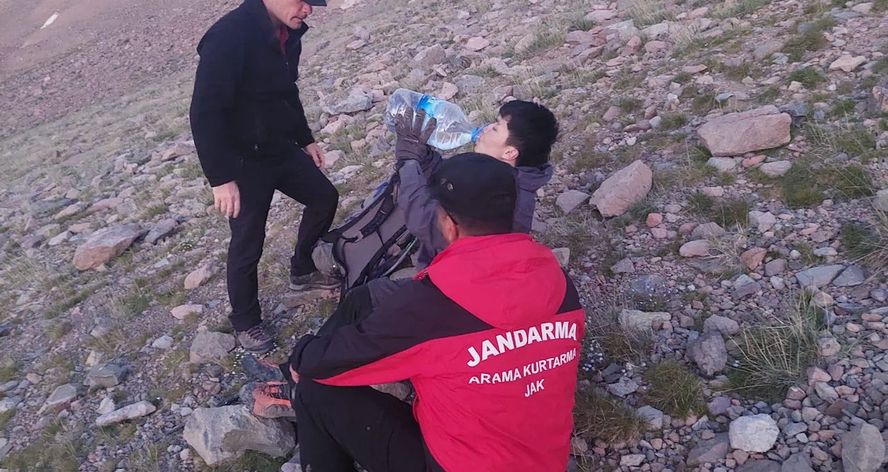 Erciyes Dağı’nda mahsur kalan turistin JAK ve AFAD ekiplerince tahliye edilmesine dair görüntü