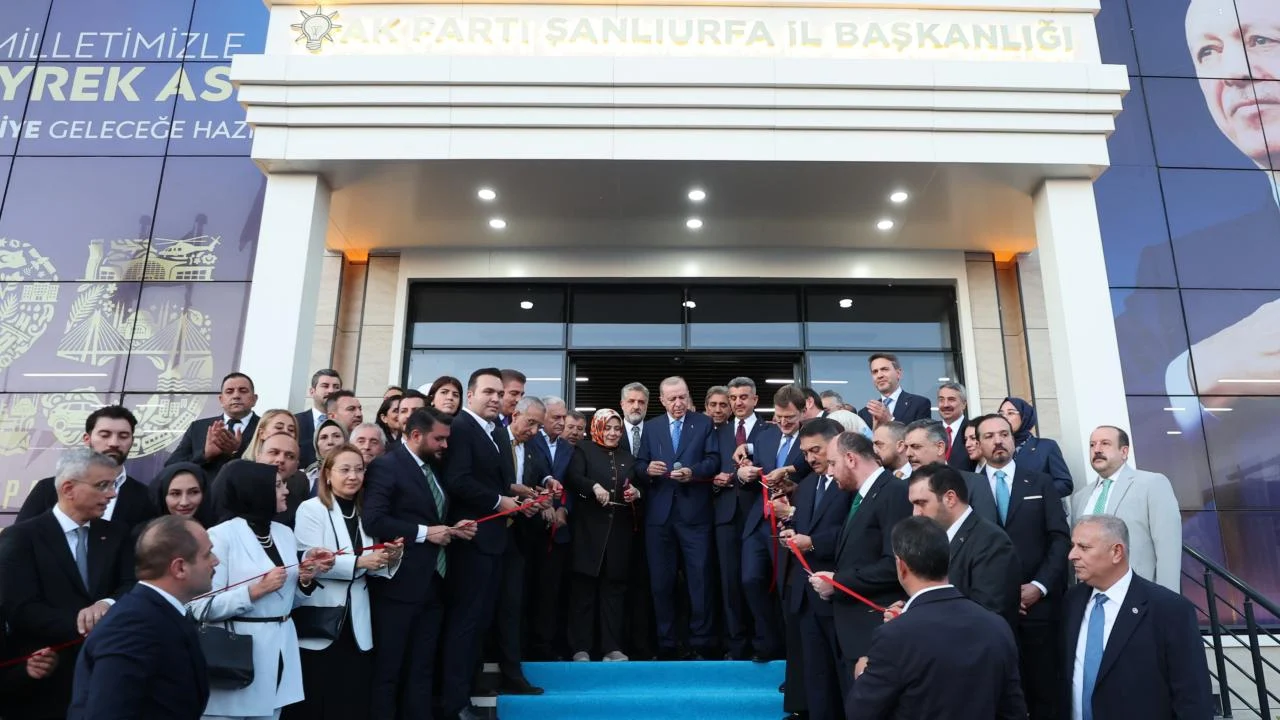 Cumhurbaşkanı Erdoğan, AK Parti Şanlıurfa İl Başkanlığı’nın yeni hizmet binasının