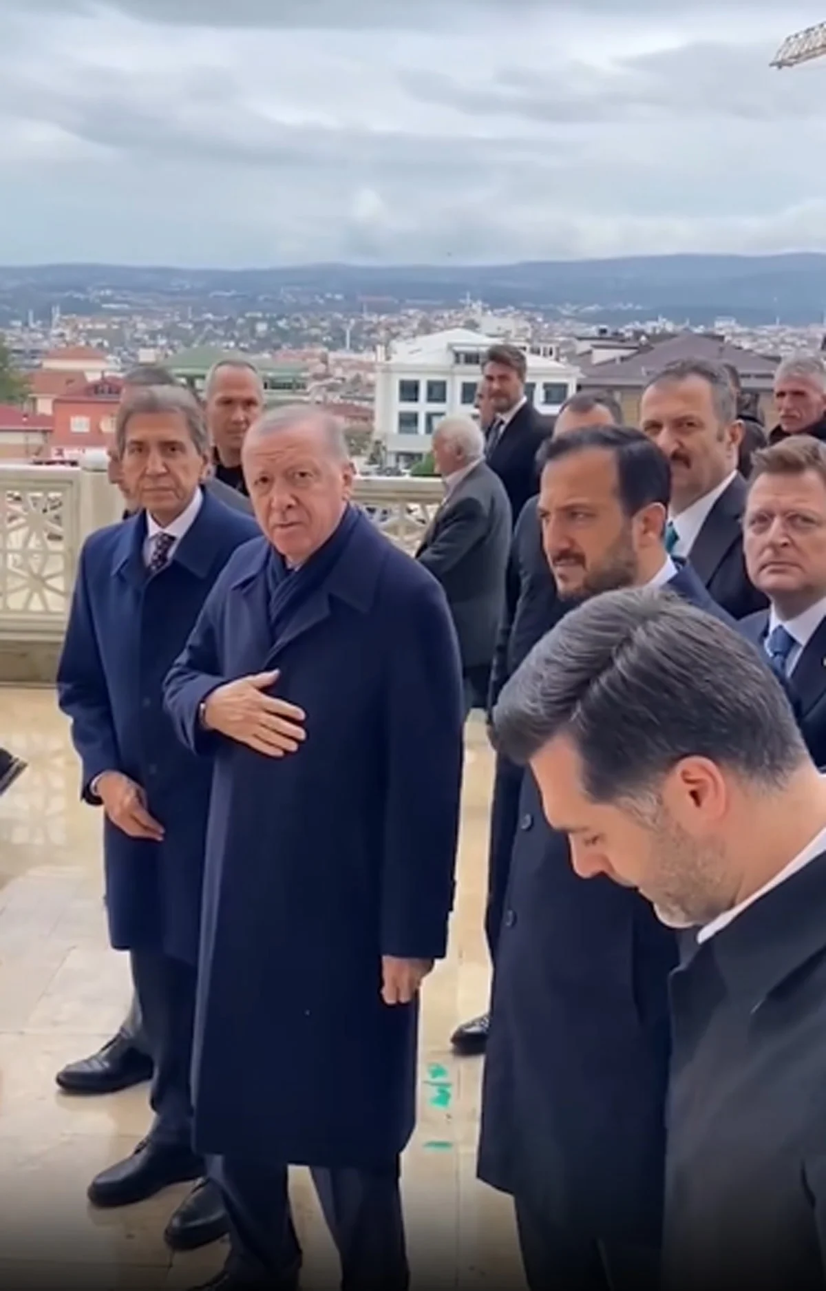 Erdoğan'a methiyeler dizen vatandaşa korumalardan müdahale: Bağırma camideyiz - www.gundemedair.com