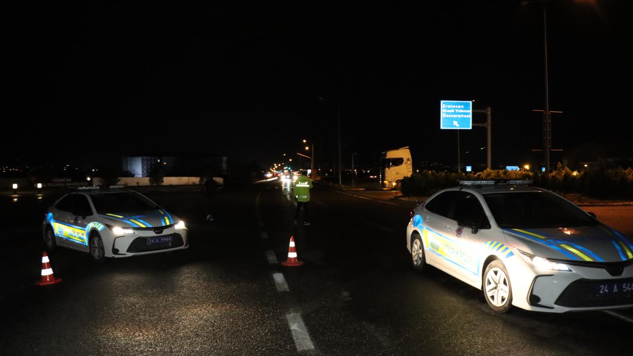 Erzincan-Sivas kara yolunda heyelan nedeniyle ulaşım durdu
