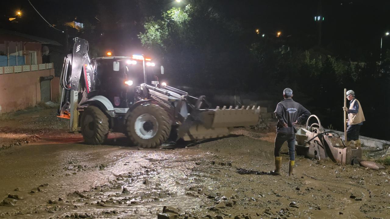 Üzümlü ilçesinde sağanak yağış sonrası su baskınları meydana geldi