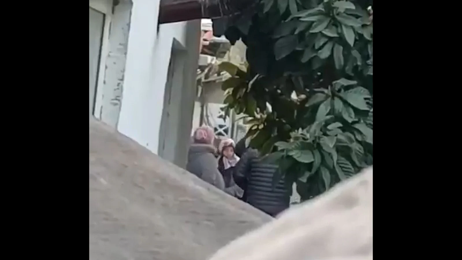 Esenyurt'ta yaşlı kadınların uyuşturucu trafiği kamerada - www.gundemedair.com