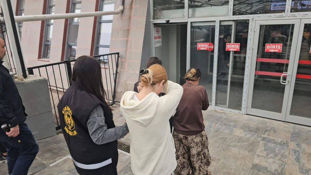 Eskişehir'de 2 Kadın Hırsız Yakalandı: 168 Bin Lira ve Ziynet Eşyaları Ele Geçirildi - www.gundemedair.com