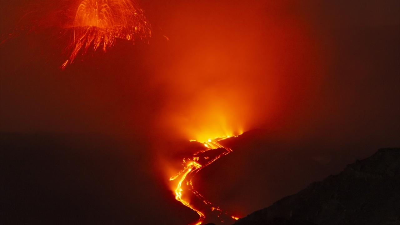 Etna Yanardağı patlaması sonrası Katanya Havalimanı’nda uçuşların askıya alınması