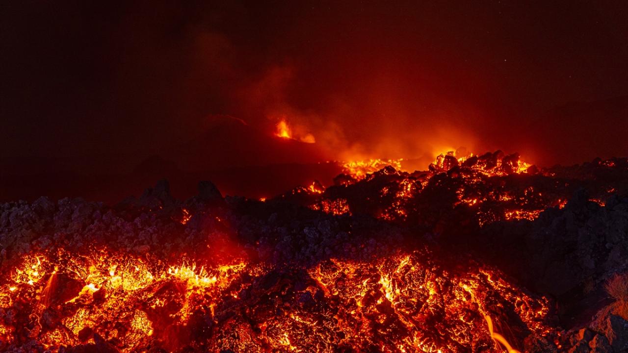 Anak Krakatau’daki patlama sonrası Endonezya’da uçuşlar iptal edildi