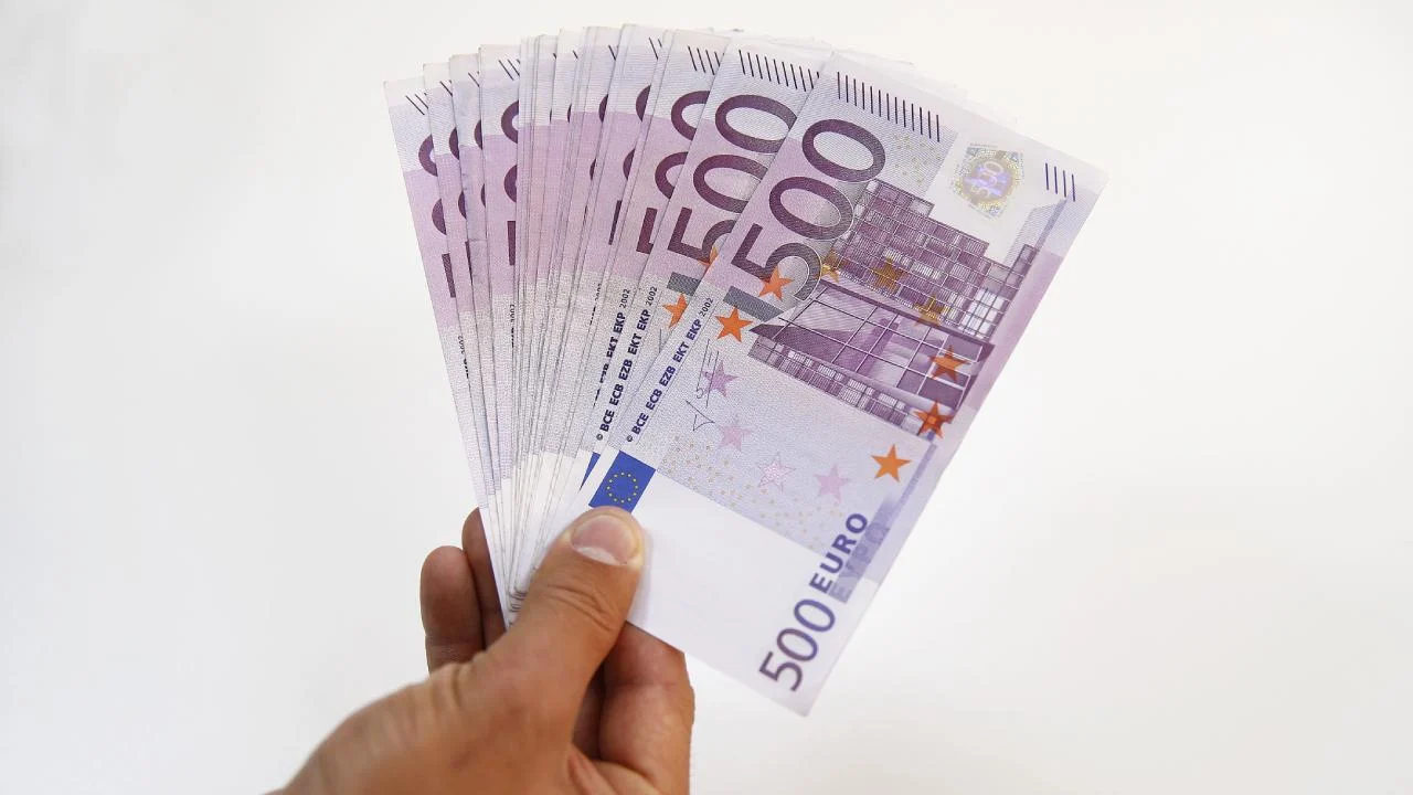 ECB logosu ve yeni avro banknot tasarım süreci (temsilî)