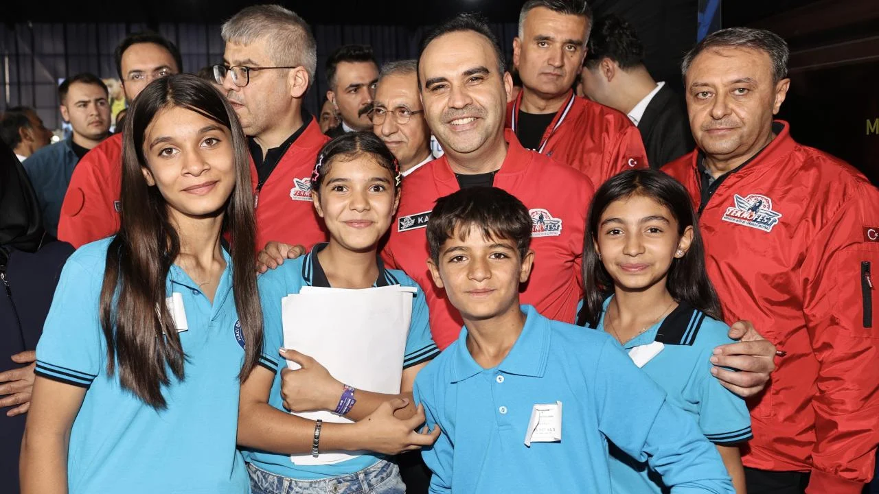 Bakan Kacır, TEKNOFEST Güneydoğu’da stantları ziyaret etti
