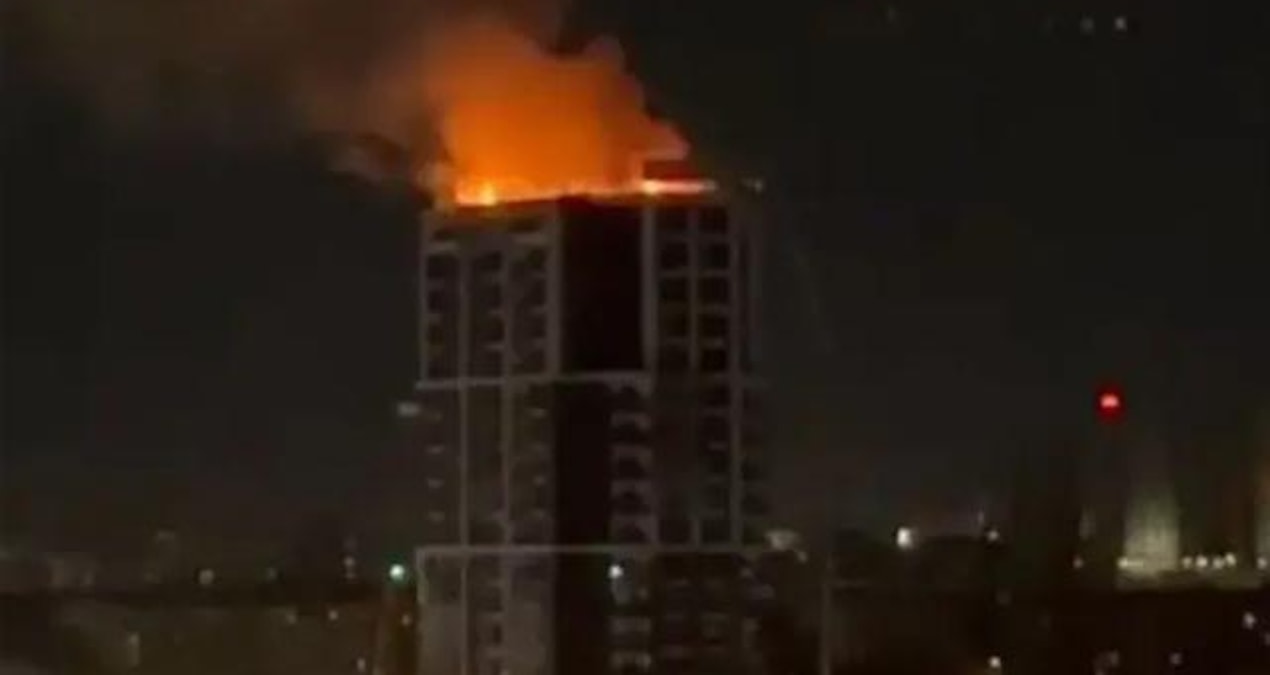 Ankara’nın Altındağ ilçesinde iş merkezinin çatısında yangın çıktı