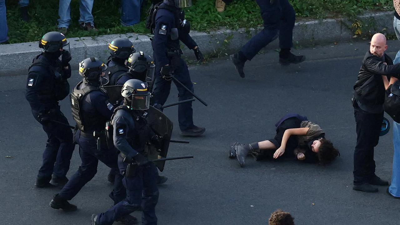 Fransa'da okul protestolarında polisin müdahalesiyle gençlerin ağır yaralanması - www.gundemedair.com