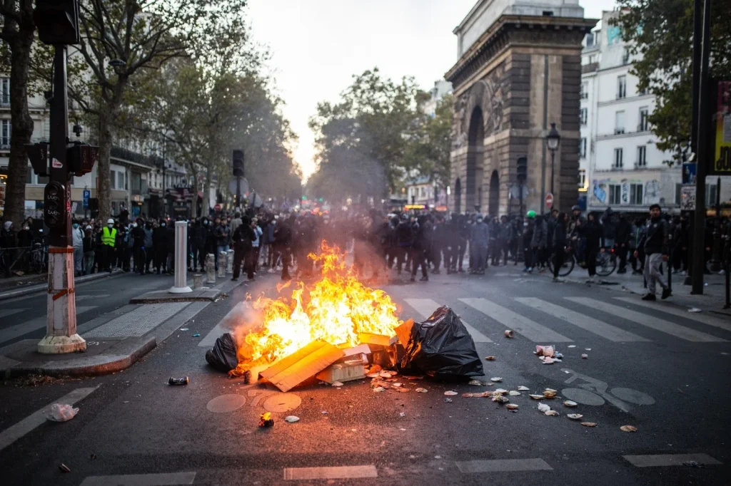 Fransa'da Protestolar Büyüyor: Sokağa Çıkma Yasakları Paris'e Ulaştı - www.gundemedair.com
