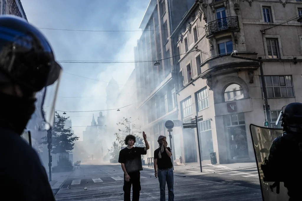 Fransa'da protestolar sırasında tarihi belediye binası ateşe verildi - www.gundemedair.com