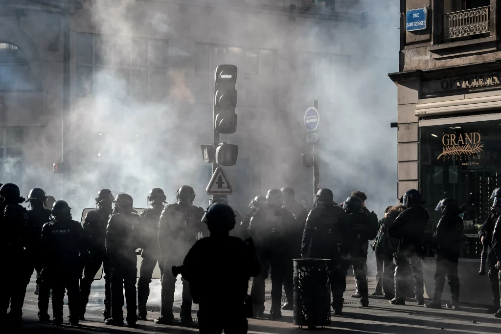Fransa'da protestolar sırasında tarihi belediye binası ateşe verildi - www.gundemedair.com