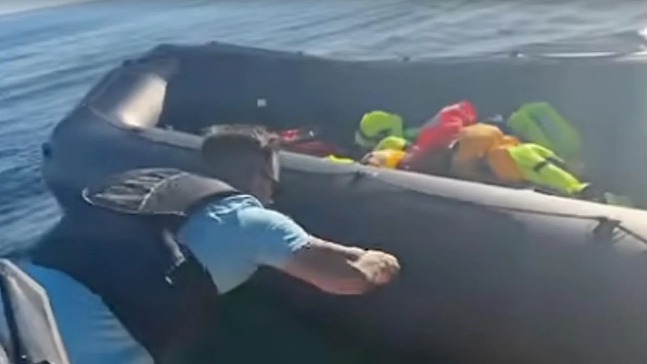 Danny Tommo’nun sığınmacı botuna bıçakla müdahale ettiği belirtilen görüntülerden bir kare