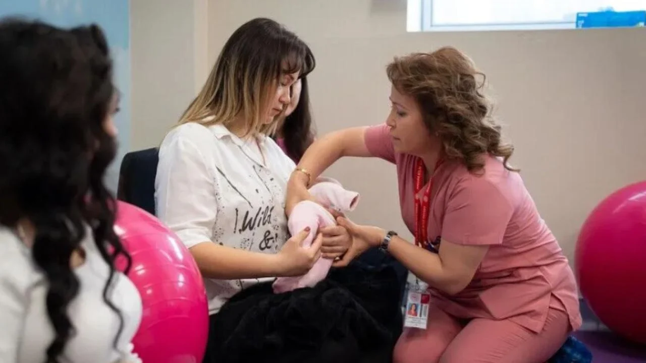 Sağlık Bakanlığı’nın “Gebe Okulları” ve “Annelik Yolculuğu” Uygulamasıyla 3,1 Milyon Anne