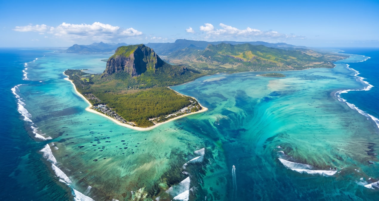 Mauritius’ta turkuaz sahiller ve tropikal ada manzarası