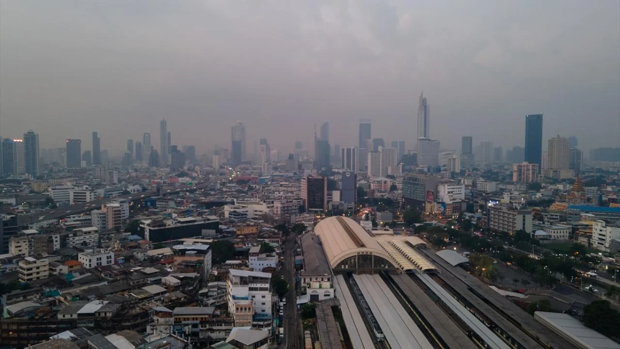 Bangkok’ta şiddetli yağışlar nedeniyle 50 bölge afet ilan edildi
