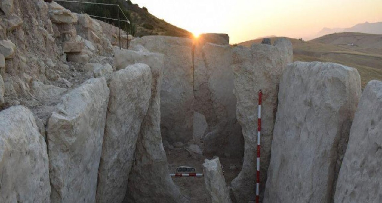 Malaga’da bulunan taş anıt-mezar dolmenin taş plaka yapısı ve tümülüs örtüsü