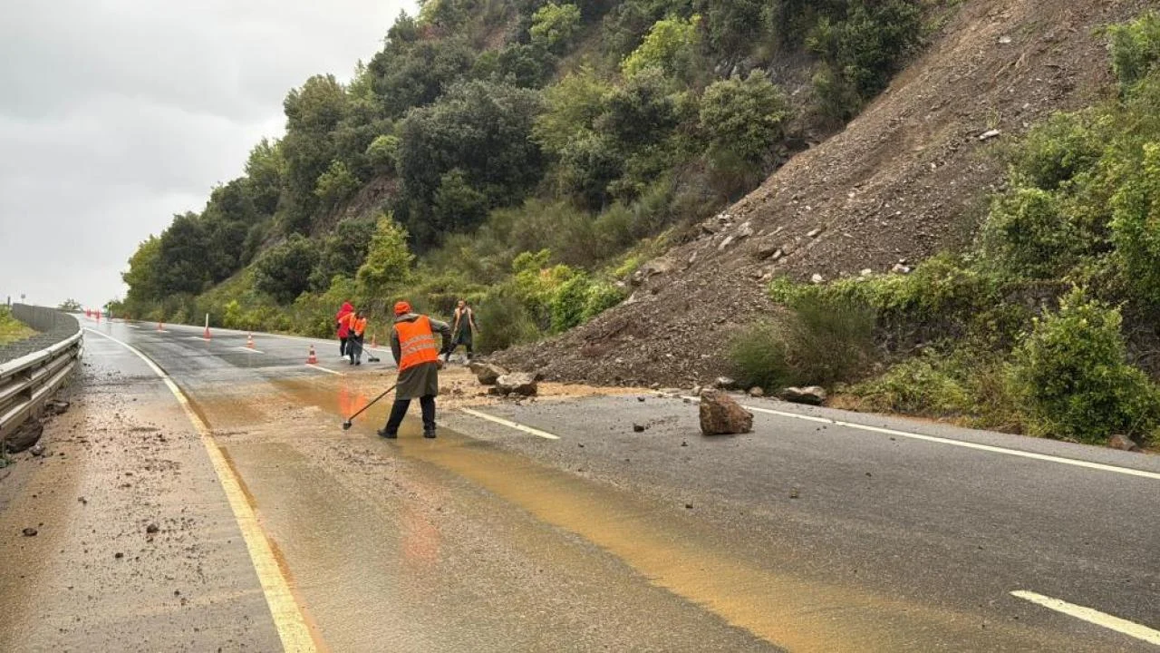 Zonguldak’ta fırtına ve sağanak yaşamı olumsuz etkiledi, ulaşım aksadı