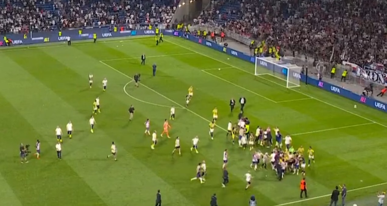 Lyon-Fenerbahçe maçı sonrası sahada gerginlik yaşanması