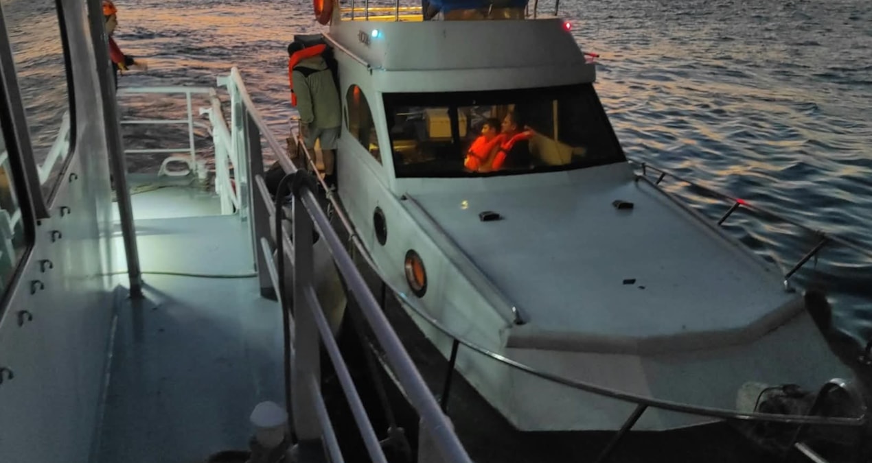 Karaköy’de makine arızası nedeniyle sürüklenen tekne kurtarıldı