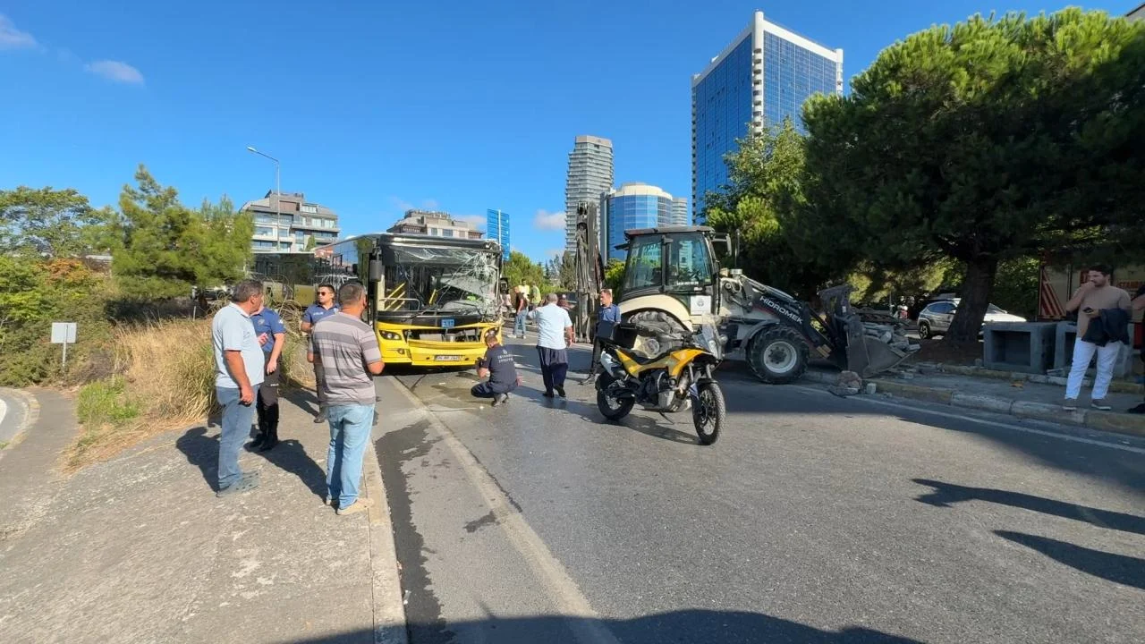 İstanbul Beşiktaş’ta otobüs ile iş makinesi çarpıştı, beş kişi yaralandı
