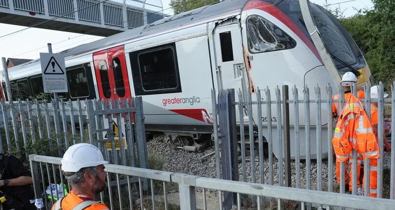 Wickford Tren İstasyonu’nda raydan çıkan yolcu treni (yaralanma bildirilmedi).