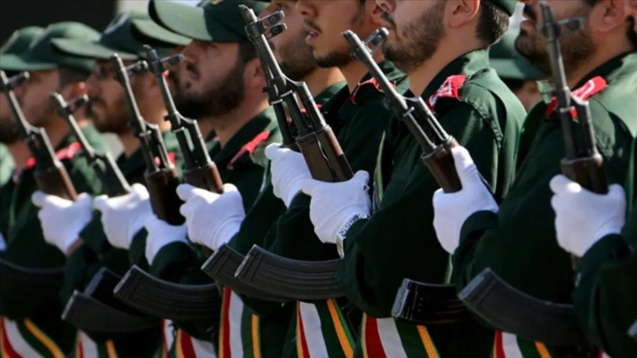 İran, ABD hava üslerini balistik füzelerle vurdu