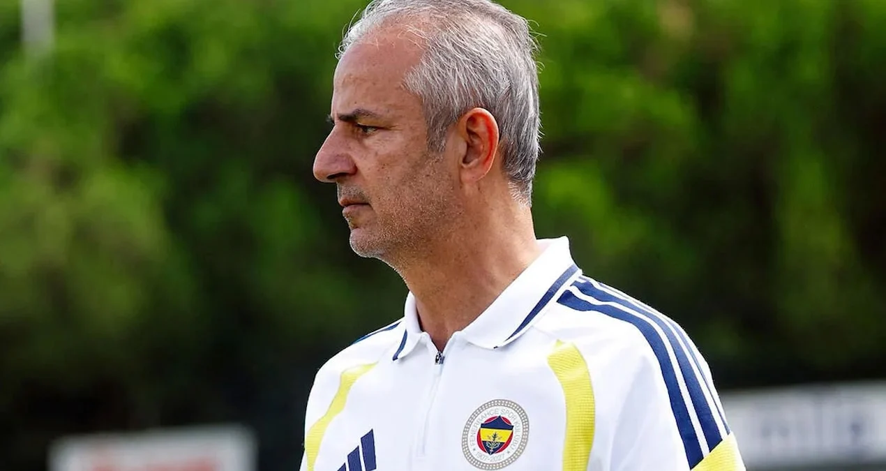 İsmail Kartal’ın Fenerbahçe antrenmanında oyuncularına şampiyonluk konuşması yaptığı an